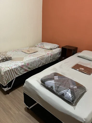 Quarto simples com banheiro privativo externo